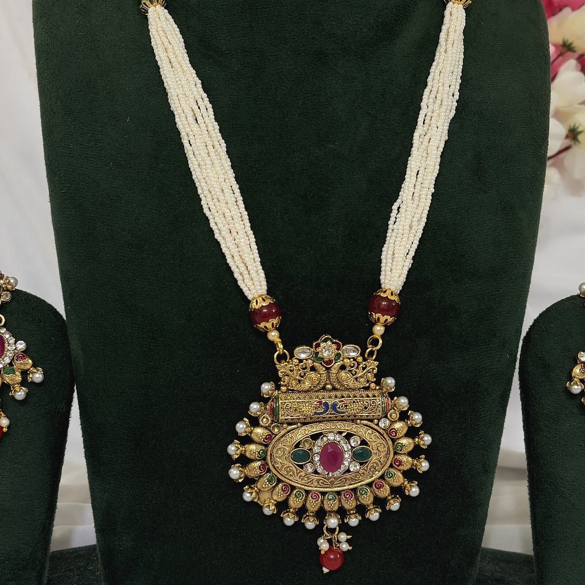 Long Necklace close-up detail