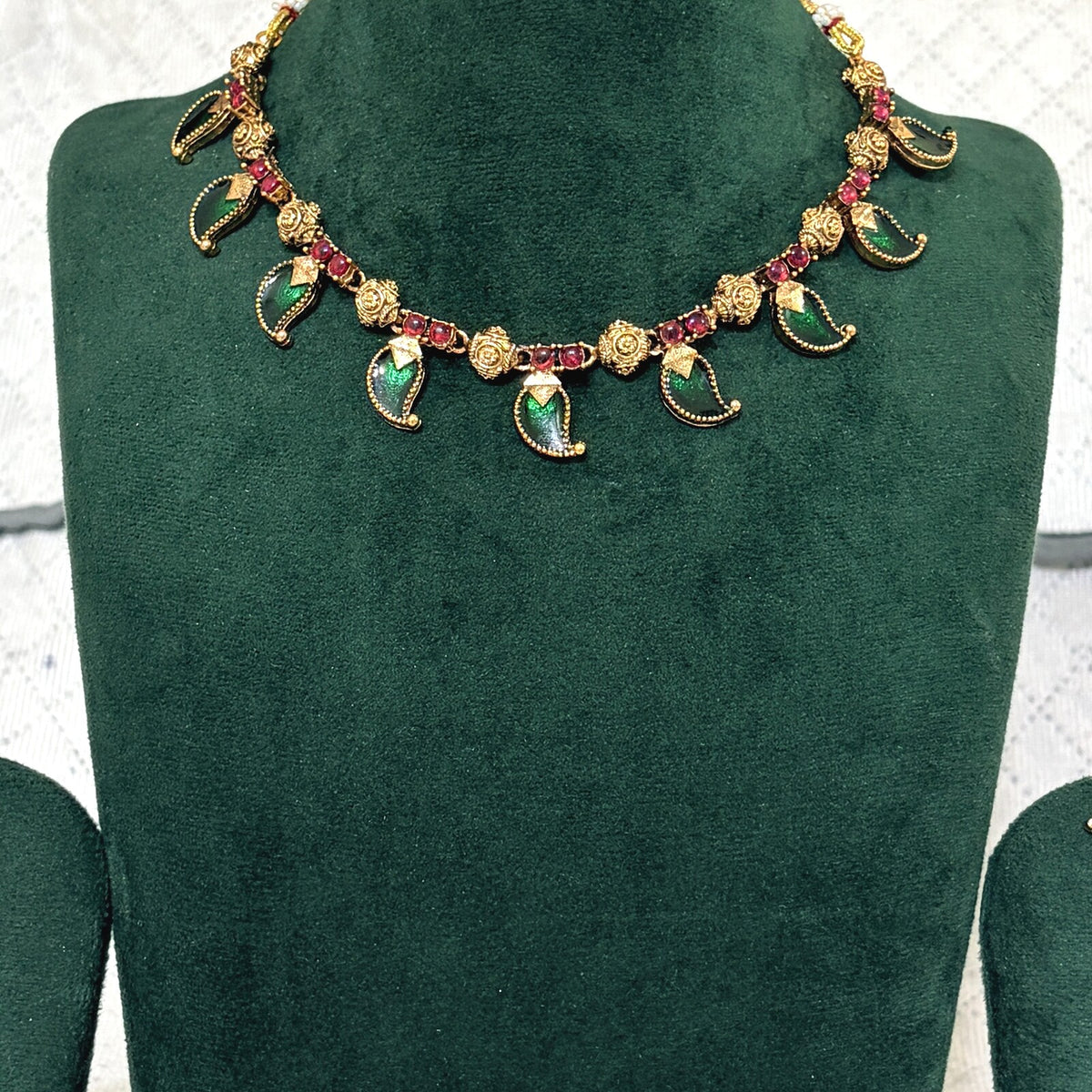 Mango Shaped Kathi Necklace close-up detail