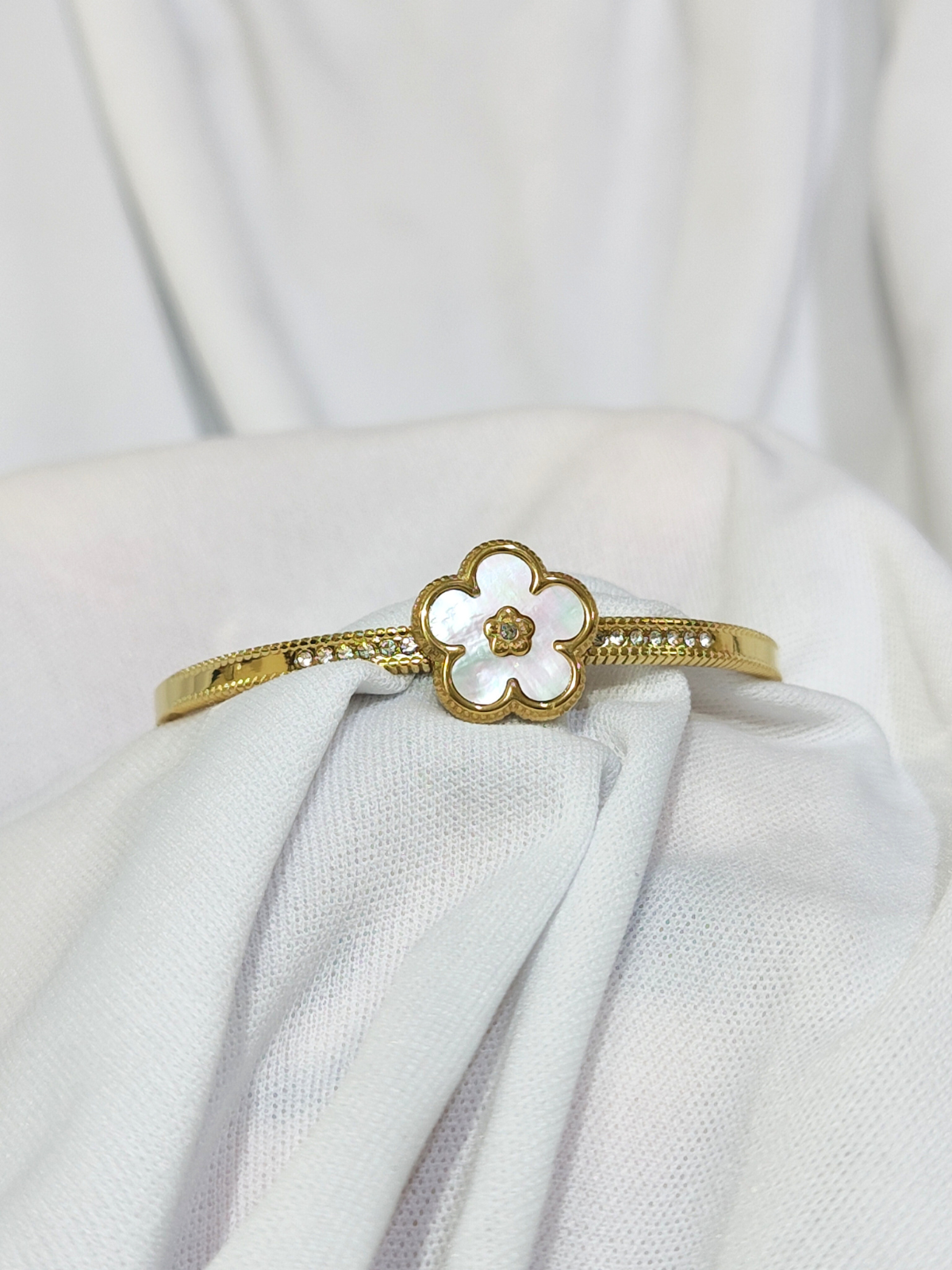 Mother of pearl clover bracelet in brass with stone detailing