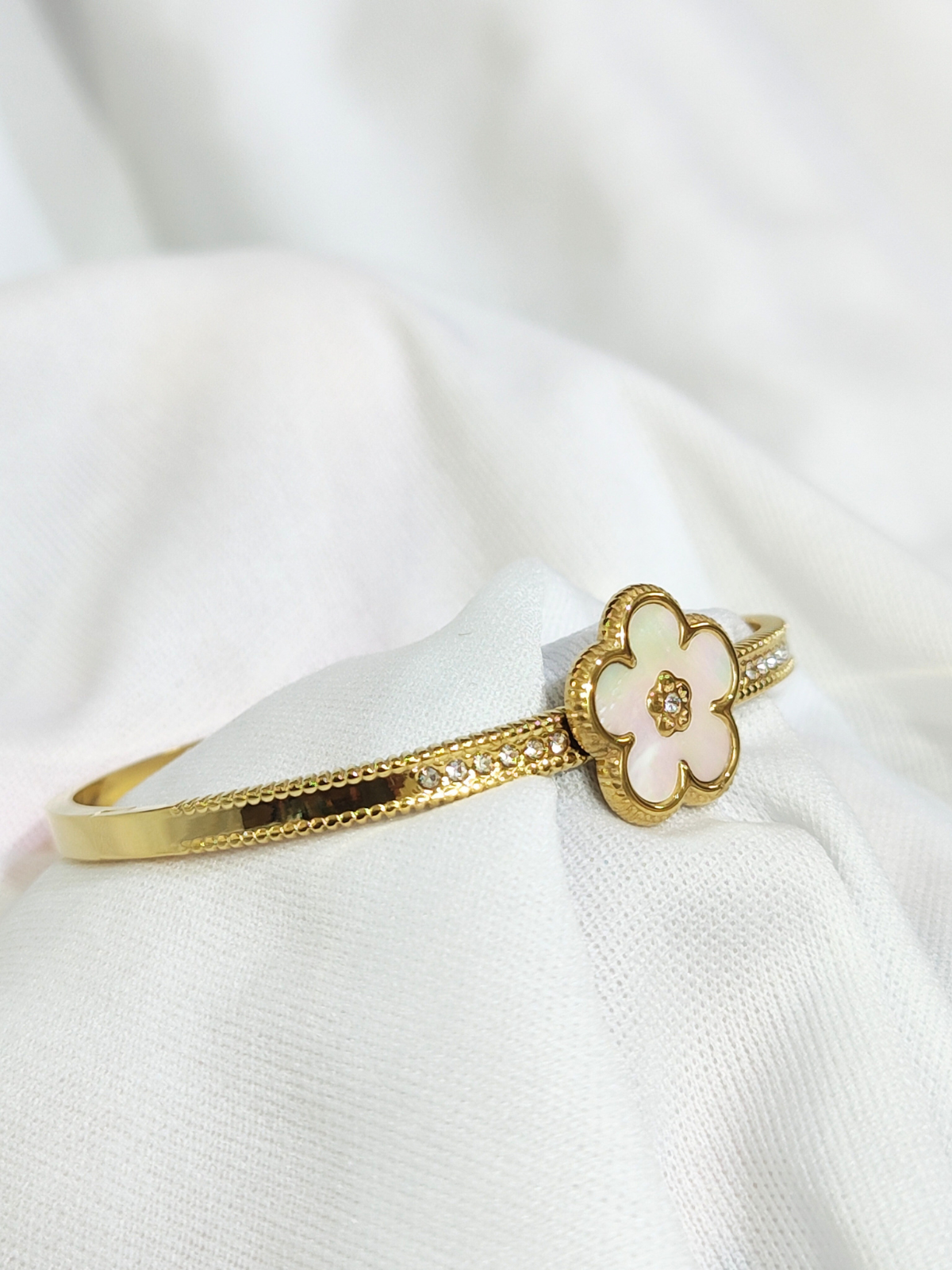 Mother of pearl clover bracelet in brass with stone detailing close view