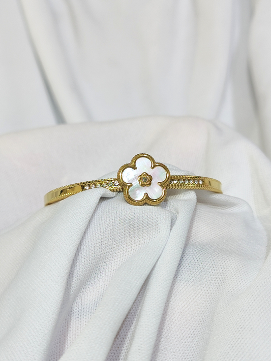 Mother of pearl clover bracelet in brass with stone detailing